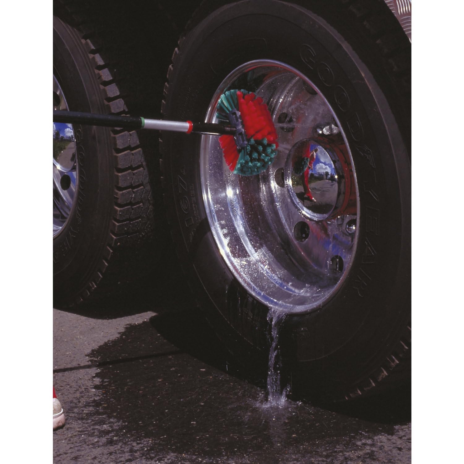 Vikan 545252 9" Waterfed Rim Brush- Soft/Split, Transport Line - Image 3