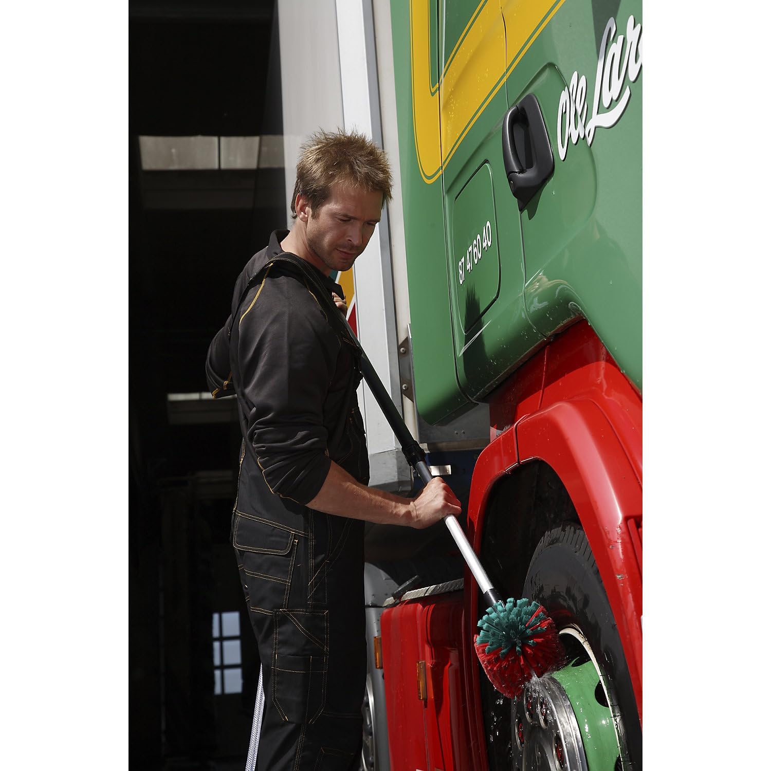 Vikan 545252 9" Waterfed Rim Brush- Soft/Split, Transport Line - Image 4